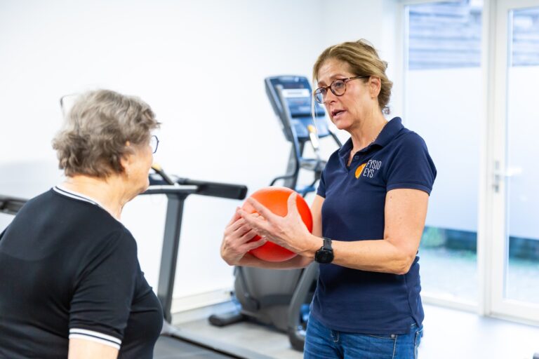 Fysiotherapeut helpt een vrouw om fit te blijven tijdens haar pensioen.