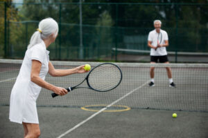 tennisarm of tenniselleboog mensen zijn aan het tenissen